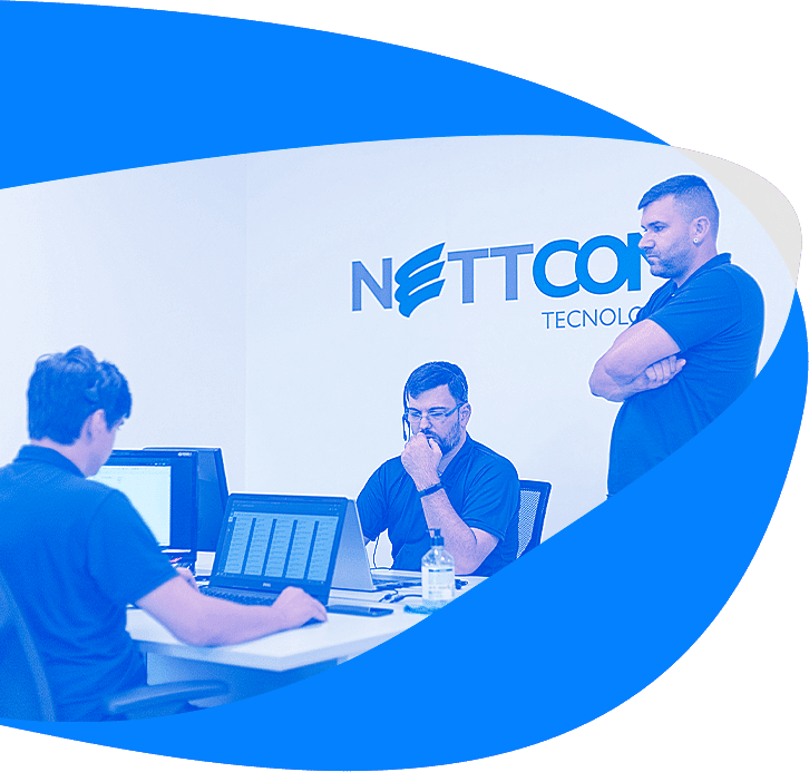 Três pessoas trabalhando na Nettcom